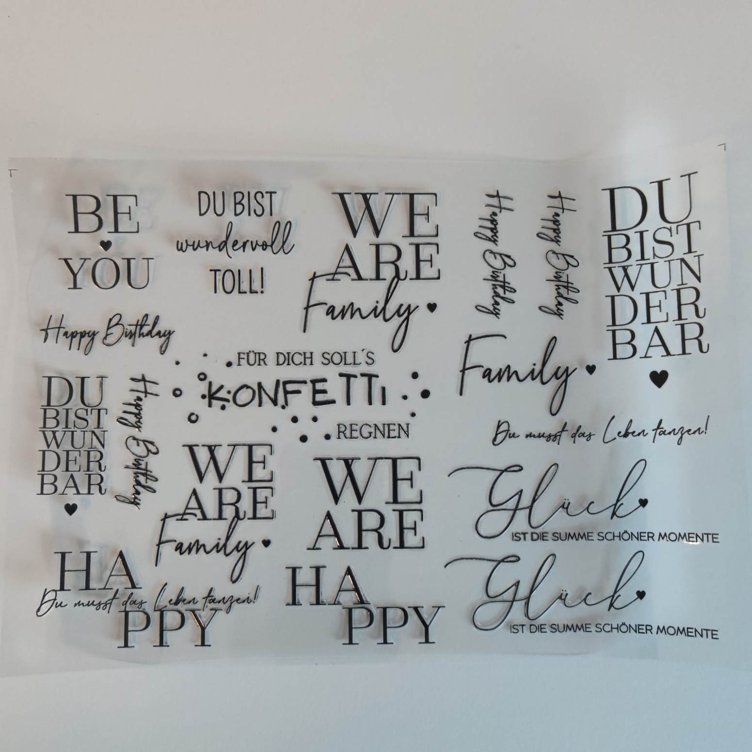 Transparente Rub-On Sticker von easy-sticks - 'We are Family'-Design in A5, ideal für feierliche Anlässe und persönliche Projekte.