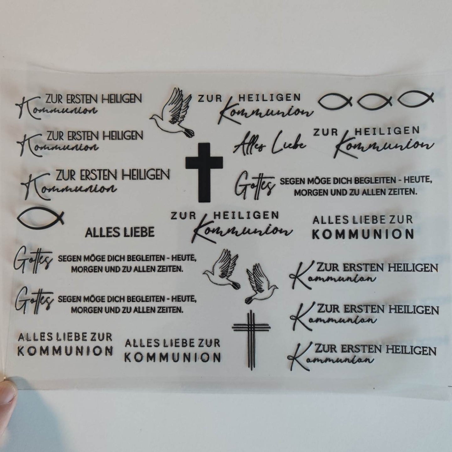 Rub on UV Sticker randlos Kommunion von easy-sticks, zeigt eine Vielzahl von Aufklebermotiven und Sprüchen zur Kommunion in Schwarz auf transparentem Hintergrund.