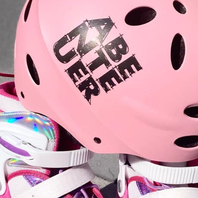 Rollschuhe und Schutzausrüstung in Pink mit 'ABENTEUER' Schriftzug von easy-sticks. Entdecke deine Abenteuer mit der Abenteuer Laserdatei.