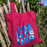 Rote Tragetasche mit glitzerndem Schriftzug 'ABENTEUER' von easy-sticks. Perfekte DIY-Idee mit der Abenteuer Laserdatei.