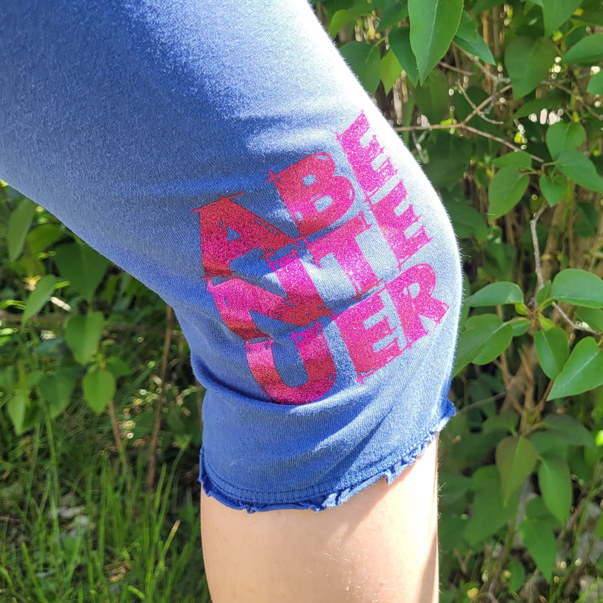 Schicke Leggings mit dem Wort 'ABENTEUER' in glänzendem Pink, außergewöhnlich gestaltet mit der Laserdatei 'Abenteuer' von easy-sticks.