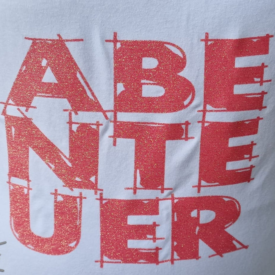 Weißes T-Shirt für Herren mit auffälligem roten Aufdruck 'ABENTEUER', entworfen aus der kreativen Laserdatei 'Abenteuer' von easy-sticks.