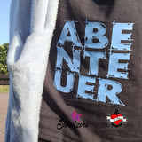 Kreatives T-Shirt mit dem Wort 'ABENTEUER' in stilvollem Aquablau, ideal für DIY-Projekte mit der Laserdatei 'Abenteuer' von easy-sticks.