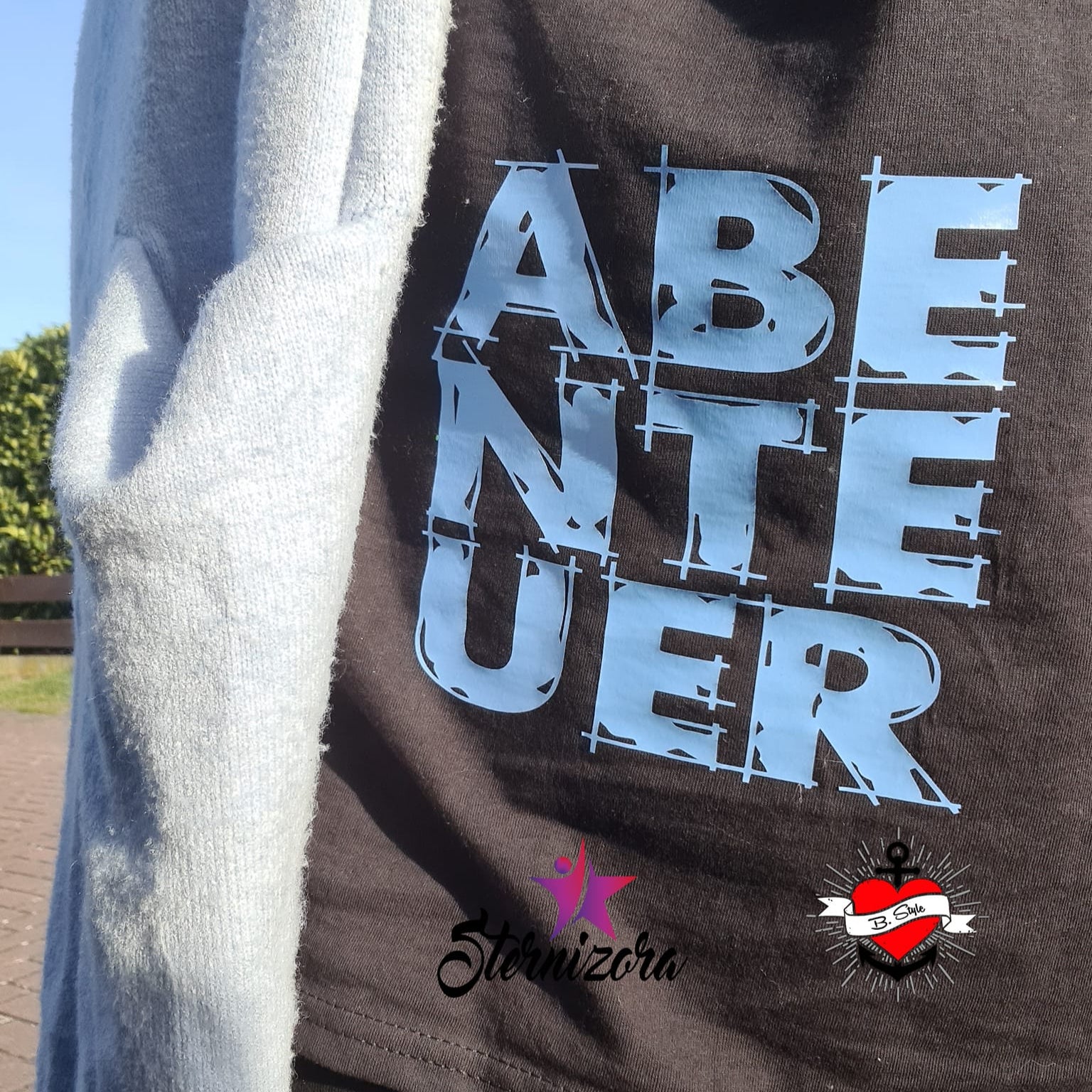 Kreatives T-Shirt mit dem Wort 'ABENTEUER' in stilvollem Aquablau, ideal für DIY-Projekte mit der Laserdatei 'Abenteuer' von easy-sticks.