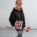 Gemütlicher Hoodie mit dem Aufdruck 'ABENTEUER' in sanftem Rosa, perfekt für kreative Anlässe, erstellt mit der Laserdatei 'Abenteuer' von easy-sticks.