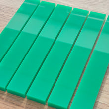 Lade das Bild in den Galerie-Viewer, Easy-Sticks Acryl Grün - 6 Stück - 16 cm Länge in matt und glänzend, je eine Seite.
