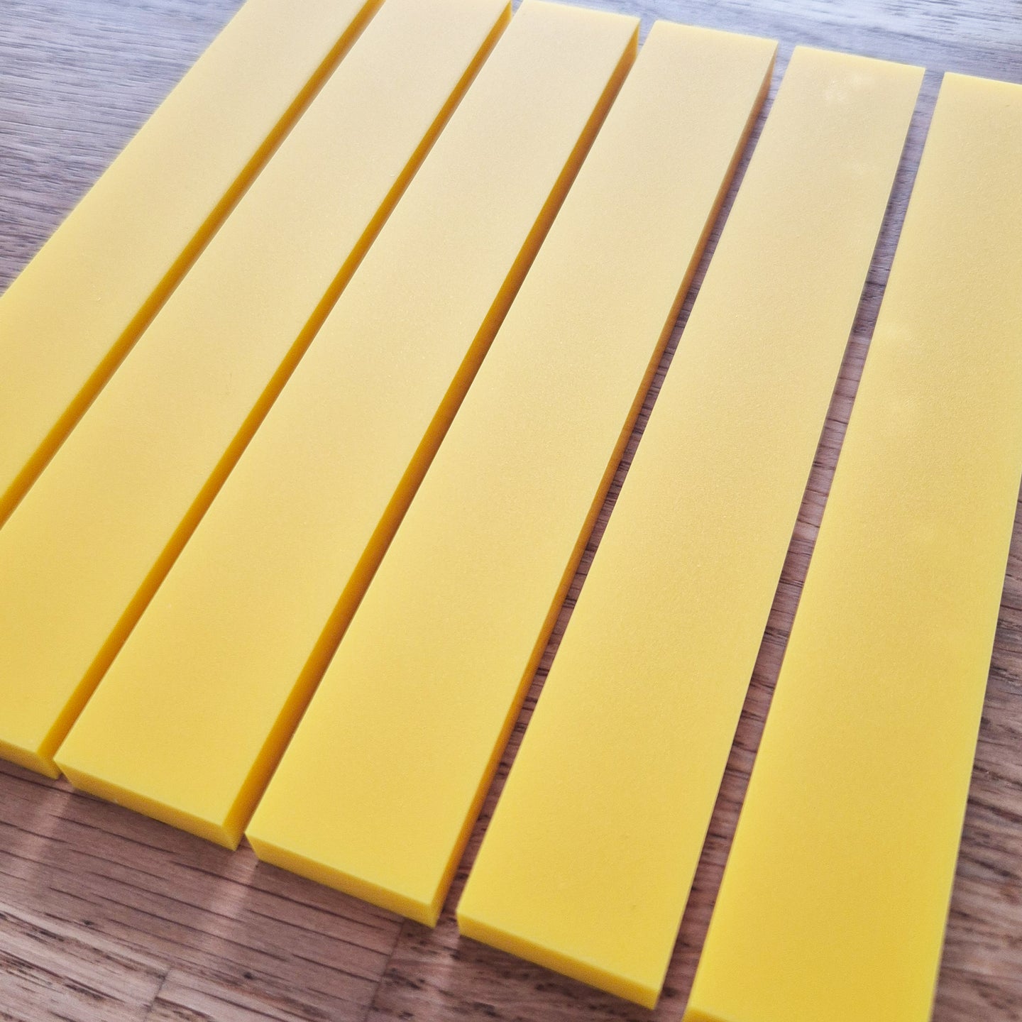 Easy-Sticks gibt es auch aus Acryl. die eine Seite ist hochglänzend, die andere Seite in Matt. Du erhältst 6 Stück im Set.