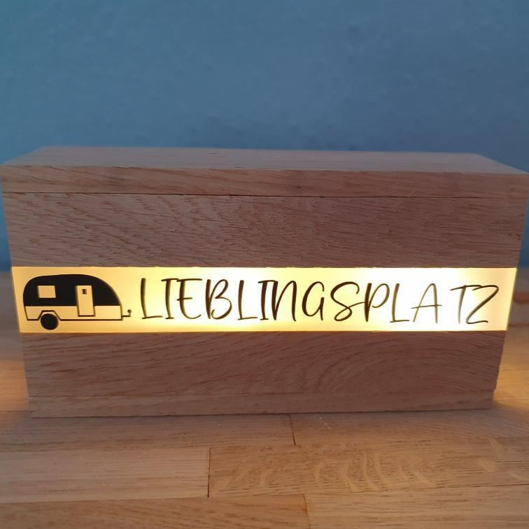 Elegante Holzbox mit einem herzlichen Schriftzug 'LIEBLINGSSPLATZ' und zarter Beleuchtung, hergestellt mit Easy-Sticks Acryl Satiniert für kreative Projekte.