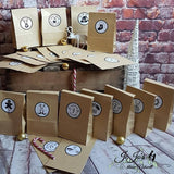 Kreative Adventskalender-Gestaltung mit braunen Tüten, verziert mit festlichen Motiven, perfekt für DIY-Projekte von Easy-Sticks. Adventskalender Plotterdatei.