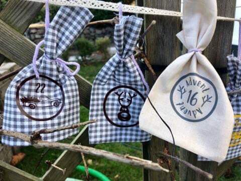 Charmante, genähte Überraschungssäckchen für den Advent, dekorativ aufgehängt mit einzigartigen Motiven, inspiriert von Easy-Sticks mit der Adventskalender Plotterdatei.