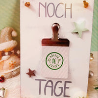Festliche Deko für den Advent mit einem handgefertigten Countdown-Schild, liebevoll gestaltet, ideal für kreative Ideen von Easy-Sticks mit der Adventskalender Plotterdatei.