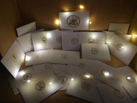 Kreatives Adventskalender-Design mit verschiedenen nummerierten Umschlägen, wunderschön beleuchtet, ideal für DIY-Projekte von Easy-Sticks mit der Adventskalender Plotterdatei.