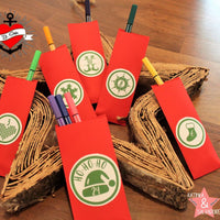 Farbige rote Adventskalender-Behälter für Stifte, kunstvoll gestaltet mit weihnachtlichen Motiven, eine kreative Idee von Easy-Sticks. Adventskalender Plotterdatei.