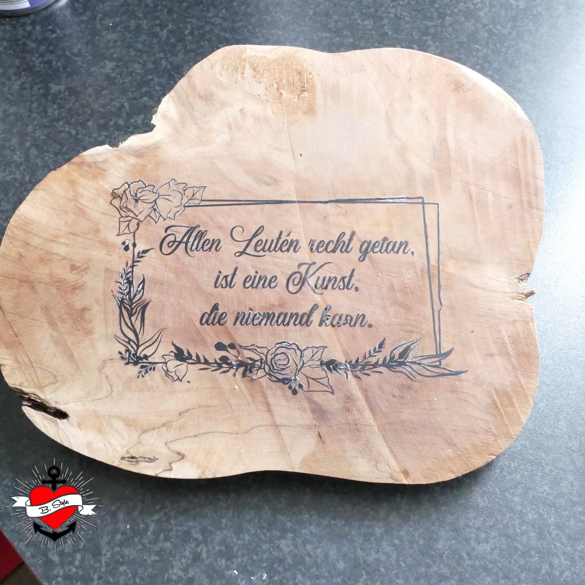 Holzschnitt mit dem Zitat "Allen Leuten recht getan, ist eine Kunst, die niemand kann" auf einer natürlichen Holzoberfläche, erstellt von easy-sticks.