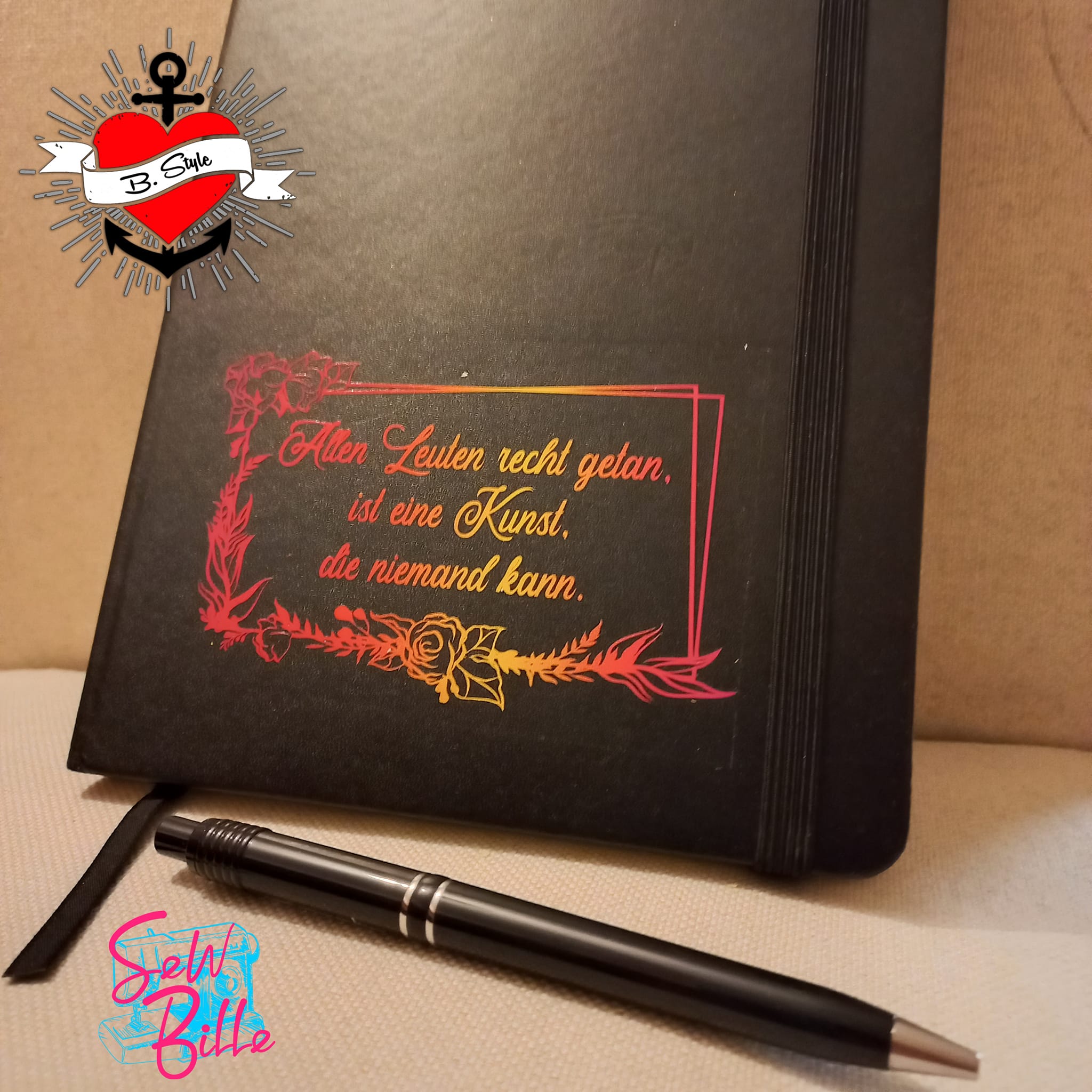 Schwarzes Notizbuch mit dem Aufdruck "Allen Leuten recht getan, ist eine Kunst, die niemand kann." von easy-sticks, perfekt für kreative Projekte und DIY-Ideen.