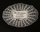 Schwarzes Top mit Spitzenunterlage und dem Spruch "Allen Leuten recht getan, ist eine Kunst, die niemand kann" in elegantem Design von easy-sticks.