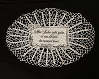 Schwarzes Top mit Spitzenunterlage und dem Spruch "Allen Leuten recht getan, ist eine Kunst, die niemand kann" in elegantem Design von easy-sticks.