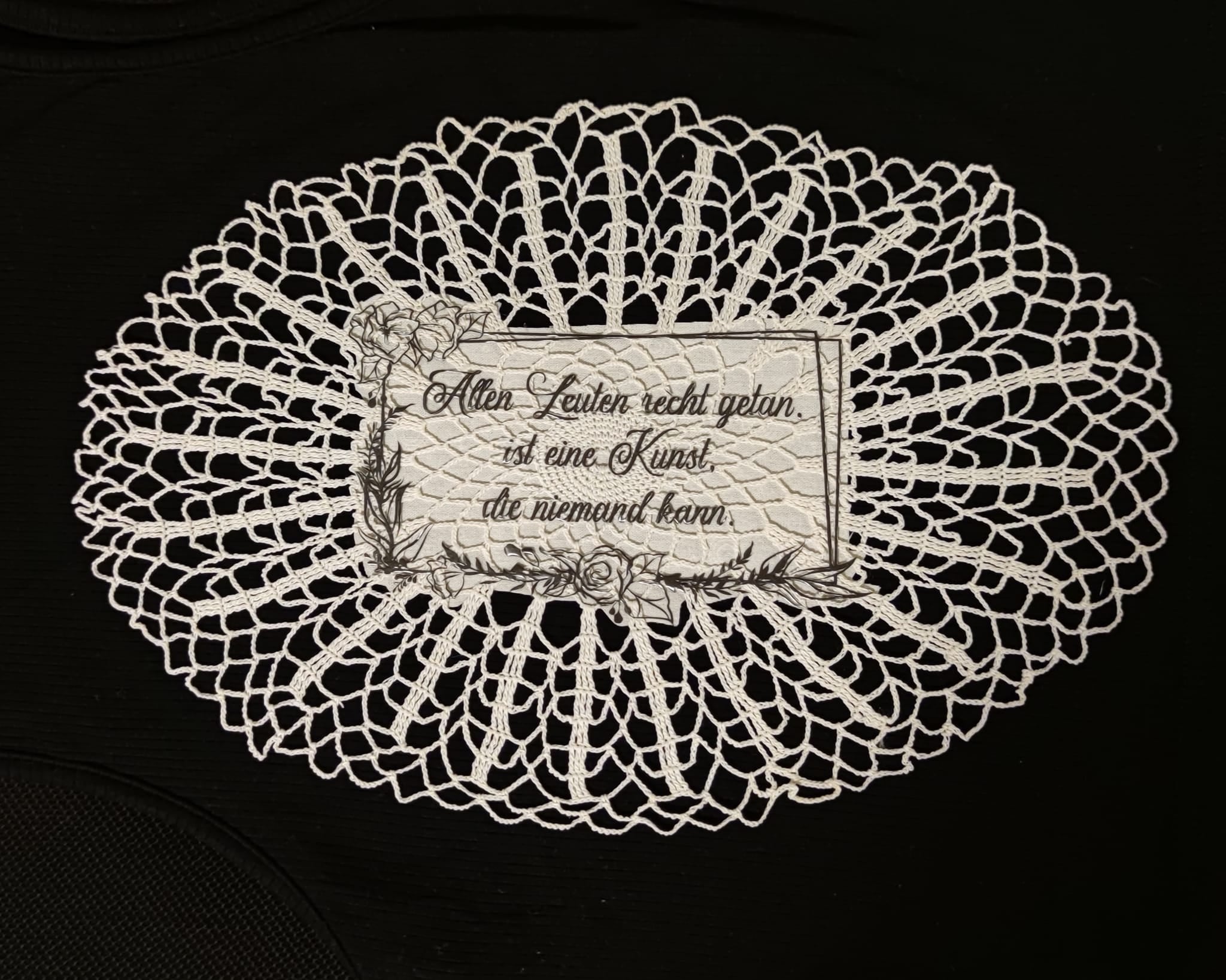 Schwarzes Top mit Spitzenunterlage und dem Spruch "Allen Leuten recht getan, ist eine Kunst, die niemand kann" in elegantem Design von easy-sticks.