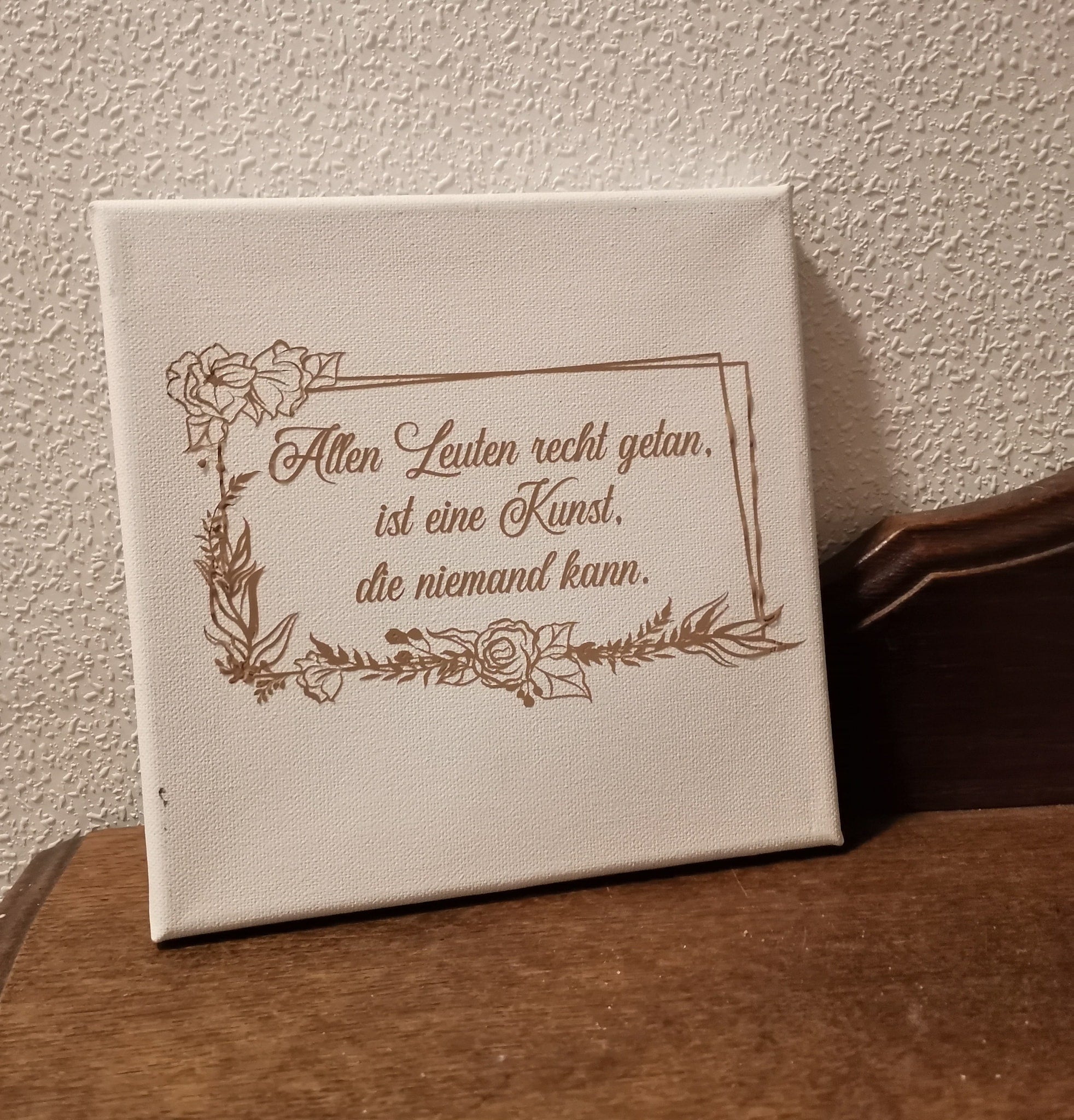 Kunstvolle Leinwand mit dem Spruch "Allen Leuten recht getan, ist eine Kunst, die niemand kann." von easy-sticks, ideal als inspirierende Dekoration für dein Zuhause.