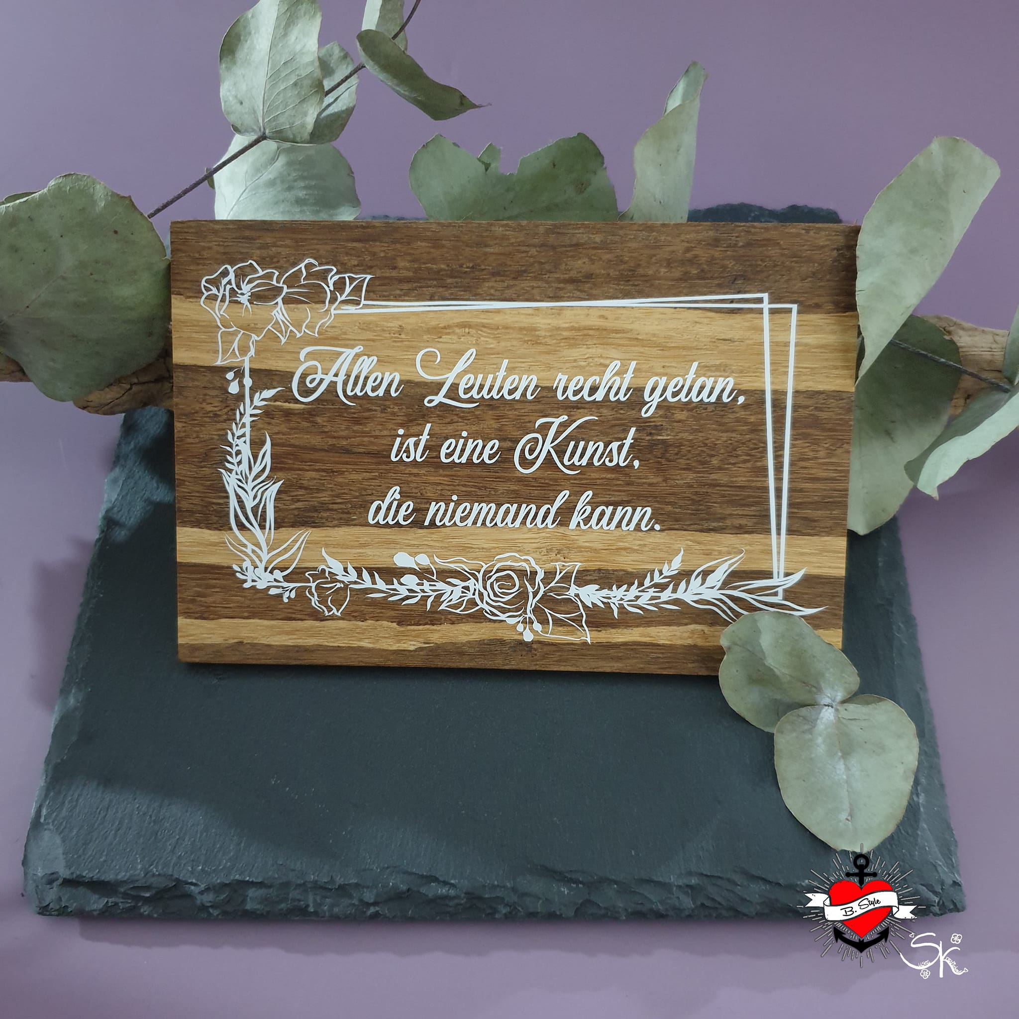 Holzschild mit dem Motiv "Allen Leuten recht getan, ist eine Kunst, die niemand kann." von easy-sticks, eine elegante Ergänzung für jedes kreative Projekt.