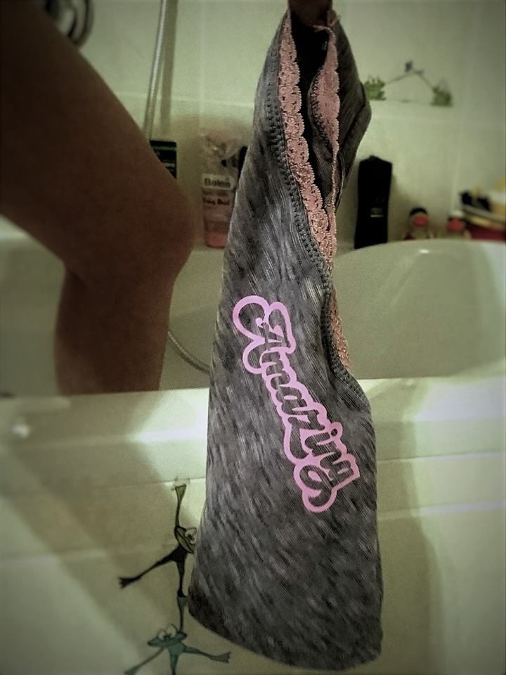 Handtuch mit dem kreativen Schriftzug "Amazing" in zartem Rosa, erstellt mit der Plotterdatei von easy-sticks. Ideal für persönliche Designs.