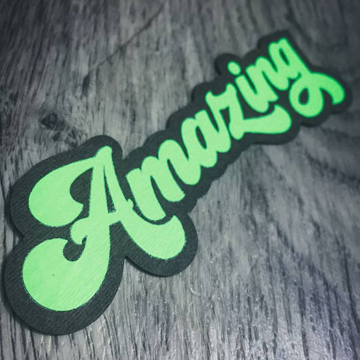 Stylischer Schriftzug "Amazing" in leuchtendem Grün, gestaltet mit der Plotterdatei von easy-sticks. Perfekt für kreative DIY-Projekte.