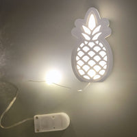 Leuchtende Ananas Silikonform von Easy-Sticks, zusammen mit einer batteriebetriebenen Beleuchtung, für kreative Bastelideen.