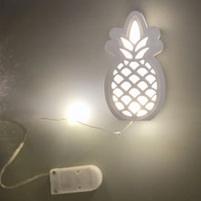 Lade das Bild in den Galerie-Viewer, Leuchtende Ananas Silikonform von Easy-Sticks, zusammen mit einer batteriebetriebenen Beleuchtung, für kreative Bastelideen.
