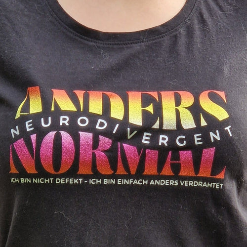 Nahaufnahme eines T-Shirts mit dem auffälligen Aufdruck 