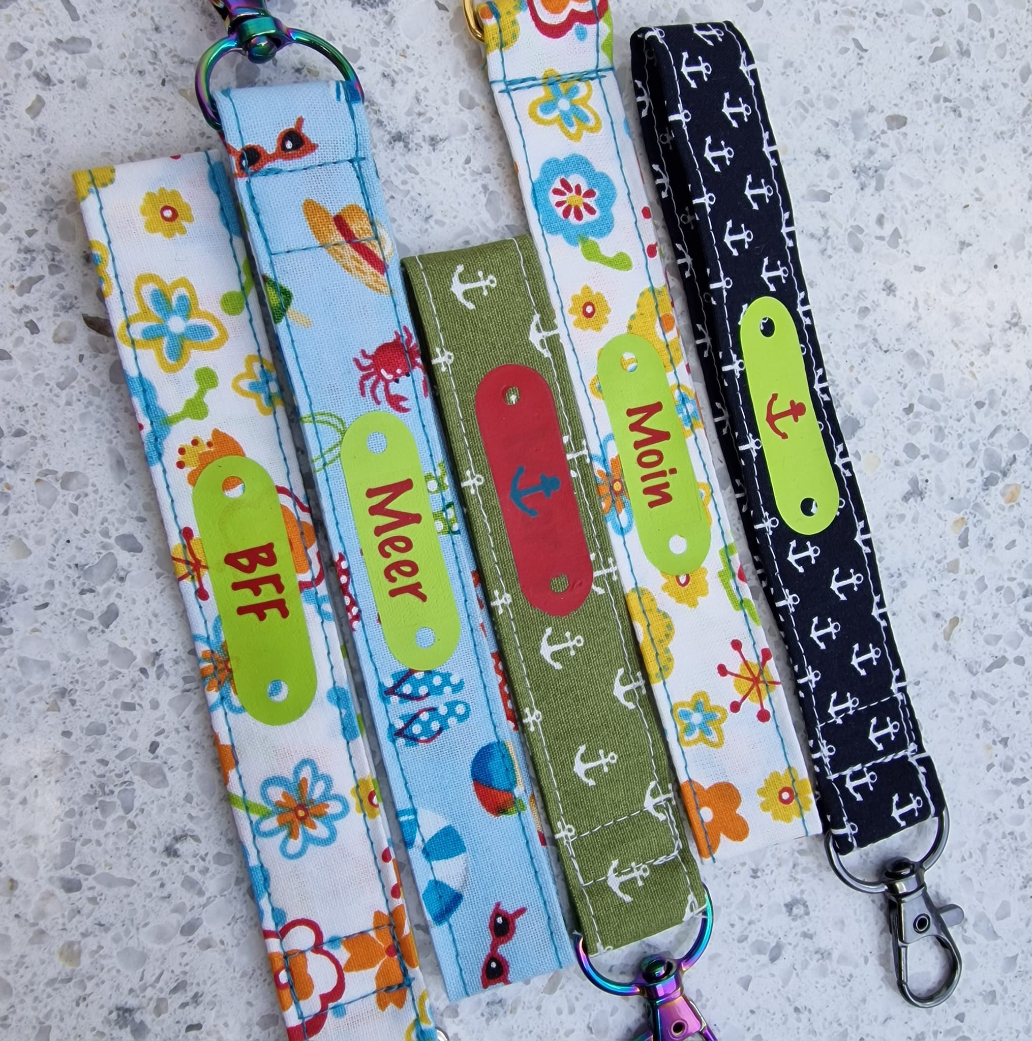 Bunte Schlüsselanhänger mit einzigartigen Designs und Motiviern wie 'BFF' und 'Meer', inspiriert von der Anhänger Teilchen Plotter- und Laserdatei von easy-sticks.