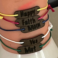 Armbänder mit Botschaften wie 'Happy', 'Faith' und 'Yes', die kreative Gestaltungsmöglichkeiten bieten, basierend auf der Anhänger Teilchen Plotter- und Laserdatei von easy-sticks.
