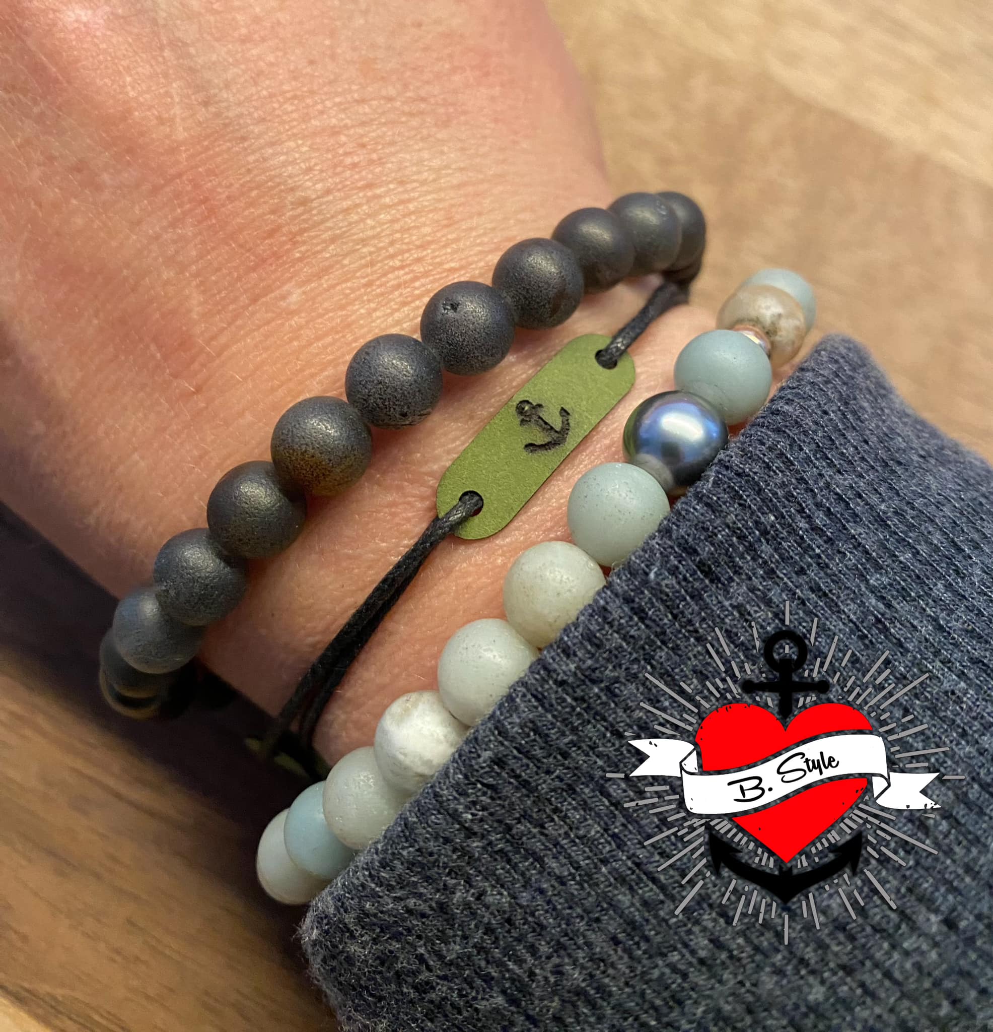 Elegante Armbänder mit verschiedenen Perlen und einem gravierten Anhänger in Grün, passend für individuelle Designs aus der Anhänger Teilchen Plotter- und Laserdatei von easy-sticks.