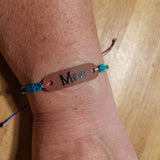 Armband mit dem Schriftzug 'Meer', hergestellt mit der Anhänger Teilchen Plotter- und Laserdatei von easy-sticks. Kreatives DIY-Projekt aus hochwertigem Material.