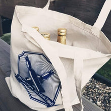 Lade das Bild in den Galerie-Viewer, Artgerechte Bierhaltung Schild auf Tasche für Plotterprodukt 2 Bierflaschen
