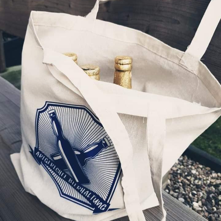 Artgerechte Bierhaltung Schild auf Tasche für Plotterprodukt 2 Bierflaschen