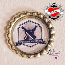 Lade das Bild in den Galerie-Viewer, Artgerechte Bierhaltung Schild in Bierdeckel für Plotterprodukt 2 Bierflaschen
