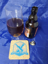 Lade das Bild in den Galerie-Viewer, Artgerechte Bierhaltung Schild auf Bierdeckel für Plotterprodukt 2 Bierflaschen
