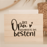 Gestalteter Serviettenhalter aus Holz mit der Aufschrift 'Bei Opa schmeckts am besten!' von easy-sticks, Teil des Bundles: 3 Plotterdateien für Serviettenhalter - Bei Oma/Opa Schmeckt's Am Besten, Guten Appetit.