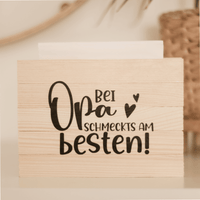 Gestalteter Serviettenhalter aus Holz mit der Aufschrift 'Bei Opa schmeckts am besten!' von easy-sticks, Teil des Bundles: 3 Plotterdateien für Serviettenhalter - Bei Oma/Opa Schmeckt's Am Besten, Guten Appetit.