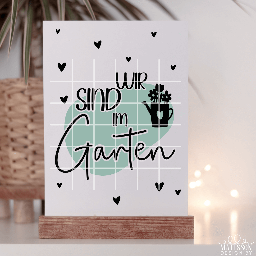 Schöne "Wir sind im Garten" Karte von easy-sticks zum Downloaden und Ausdrucken, mit einem kreativen Design und einem Blumen-Topf im Hintergrund, ideal für Gartenpartys.