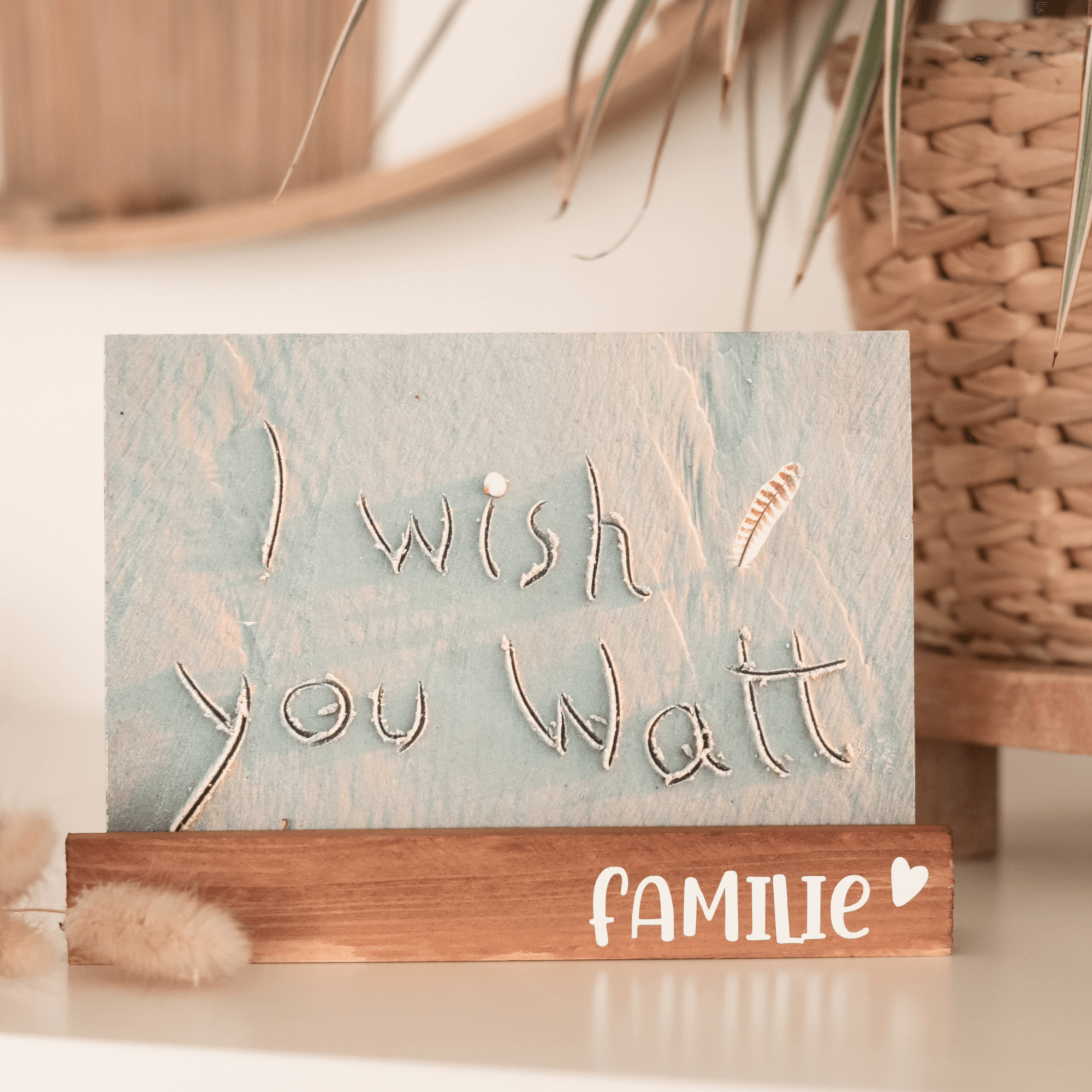 Tafel mit dem Schriftzug 'FAMILIE' und der Botschaft 'I wish you Watt', ideal für emotionale Designs von easy-sticks, inspirierend durch das Produkt 'Schriftzug Bundle: Erinnerungen, Familie, Lieblingsmomente als Plotterdatei zum Downloaden'.