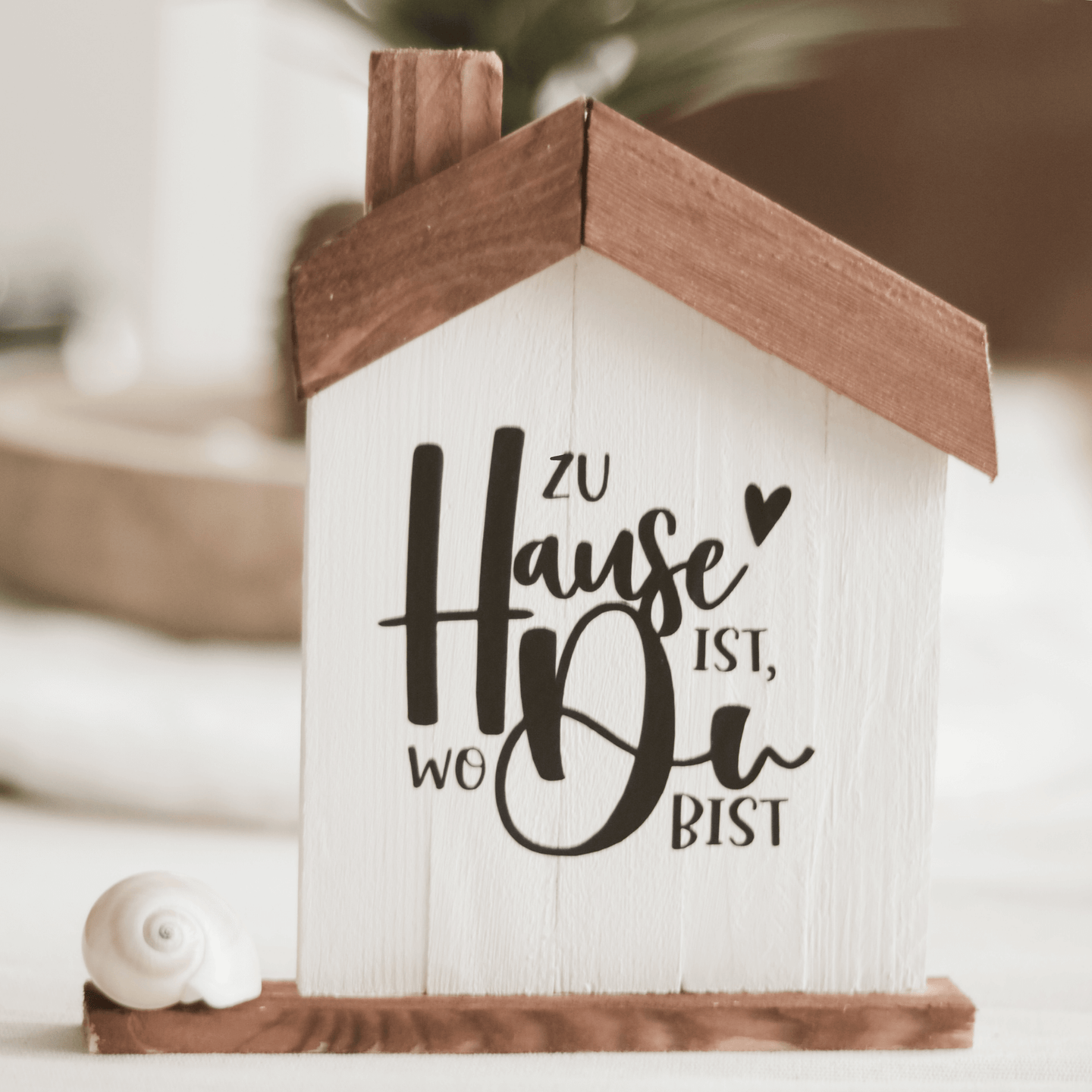 Dekoratives Holzhaus mit dem Schriftzug 'Zu Hause ist, wo Du bist', ideal für kreative Projekte. Plotterdatei von easy-sticks.