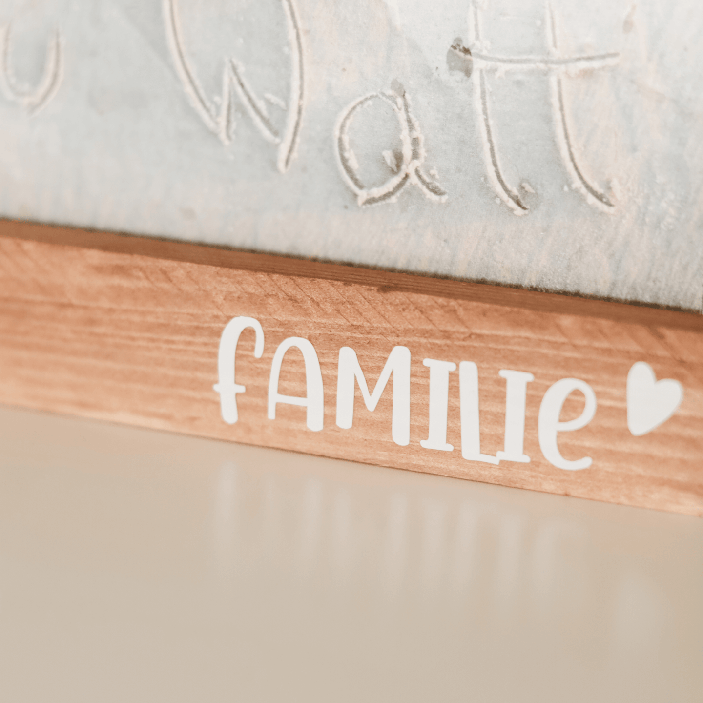 Detaillaufnahme des Schriftzugs 'Familie' in schöner Schriftart, designed von easy-sticks, inspiriert von der Plotterdatei 'Familie als Plotterdatei zum Downloaden'.