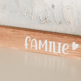 Detaillaufnahme des Schriftzugs 'Familie' in schöner Schriftart, designed von easy-sticks, inspiriert von der Plotterdatei 'Familie als Plotterdatei zum Downloaden'.