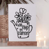 Schicke Präsentation der Plotterdatei 'Wir Sind im Garten' von easy-sticks, die eine Gießkanne mit floralen Elementen darstellt, geeignet für kreative Bastelprojekte.