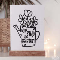 Schicke Präsentation der Plotterdatei 'Wir Sind im Garten' von easy-sticks, die eine Gießkanne mit floralen Elementen darstellt, geeignet für kreative Bastelprojekte.