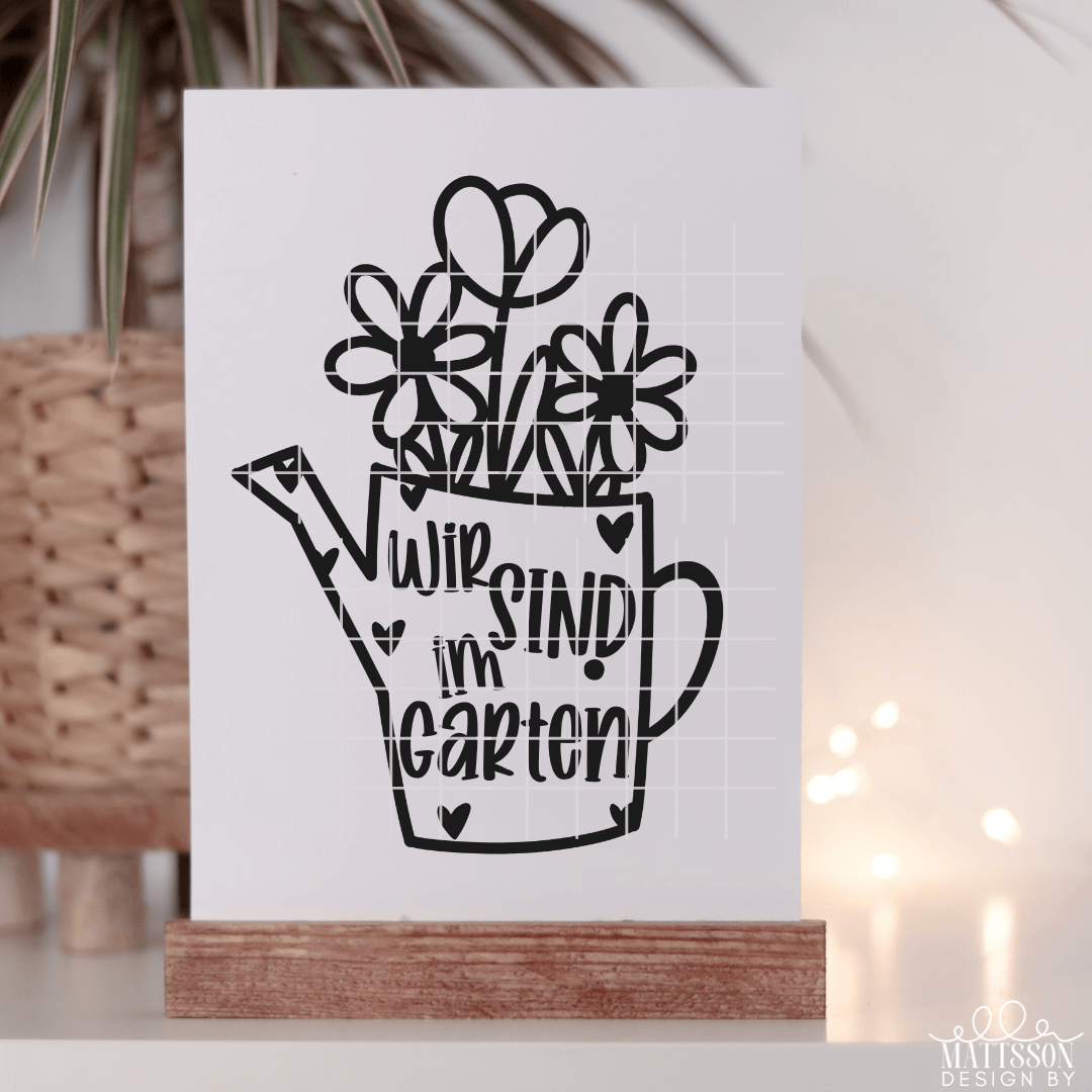 Schicke Präsentation der Plotterdatei 'Wir Sind im Garten' von easy-sticks, die eine Gießkanne mit floralen Elementen darstellt, geeignet für kreative Bastelprojekte.