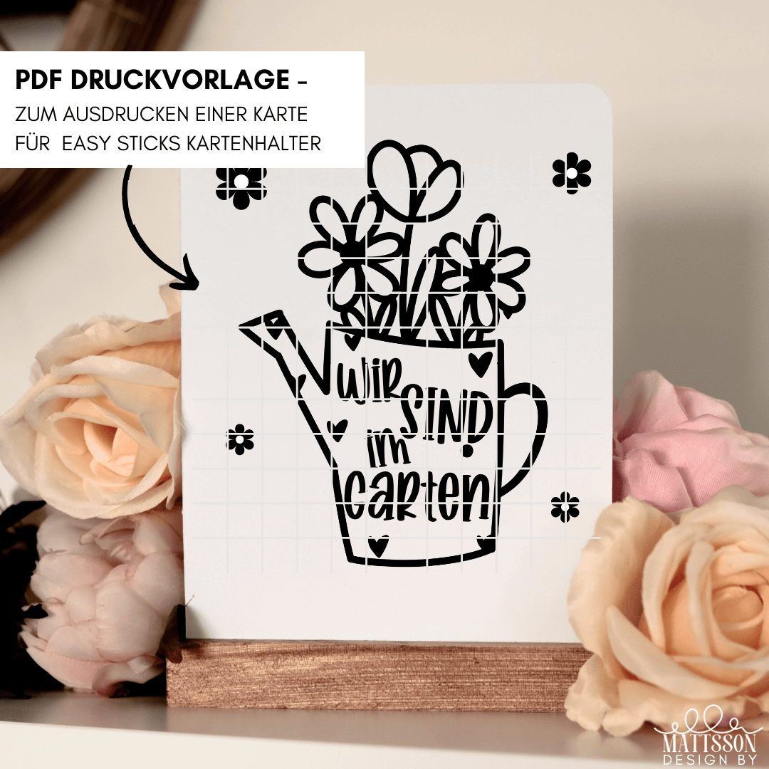 Die 'Wir sind im Garten' Gießkanne Karte von easy-sticks – eine charmante PDF Druckvorlage zum Ausdrucken, festlich verziert mit Blumen und Herzen für Gartenliebhaber.