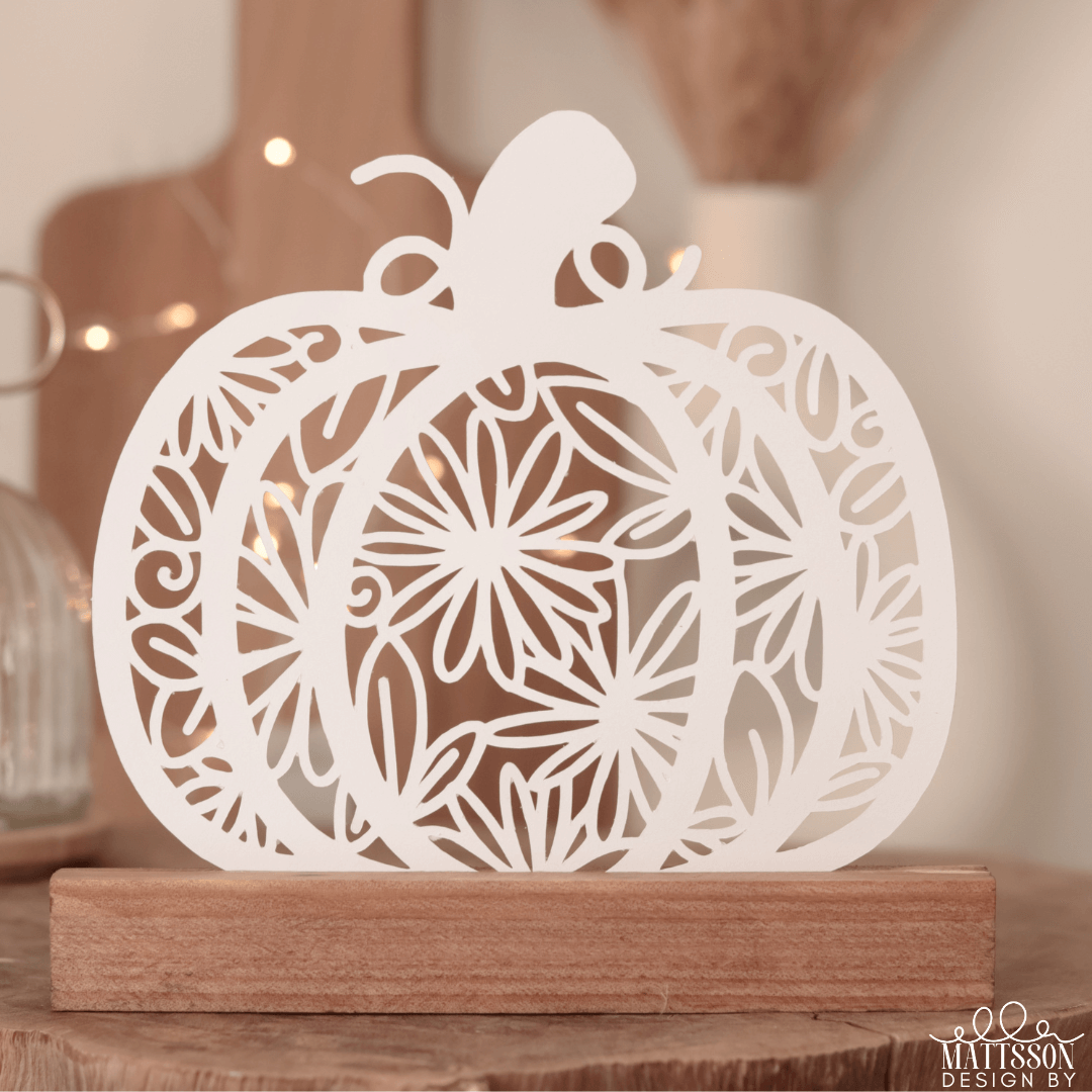 Dekorativer Kürbis aus Weißpapier, kunstvoll gestaltet mit floralen Mustern, ideal für Halloween und herbstliche Dekorationen. Downloadbare Plotter- und Laserdatei von easy-sticks, perfekt für DIY-Projekte.