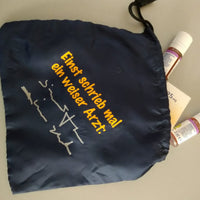 Dunkelblaue Tragetasche mit dem Aufdruck "Einst schrieb mal ein weiser Arzt: " von easy-sticks, ideal für Projekte mit der Plotterdatei.